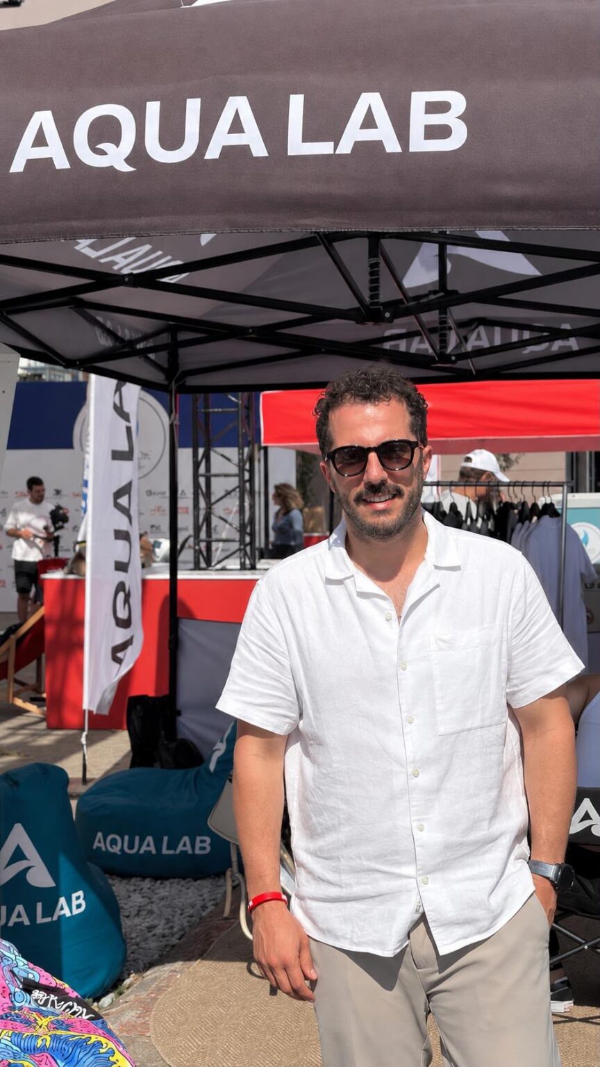 Aqualab Kurucusu Uzbay Alp, stand önünde
