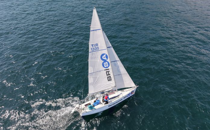 Brisa Kadın Yelken Takımı'nın TUR 1300 yelken numaralı Sportsboat sınıfı teknesi seyir halinde