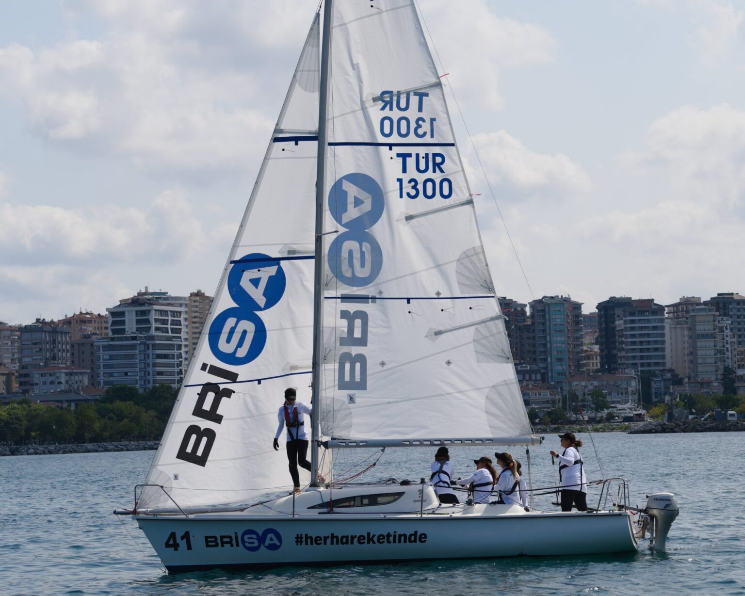 Brisa Kadın Yelken Takımı’nın TUR 1300 yelken numaralı Sportsboat sınıfı teknesi seyir halinde