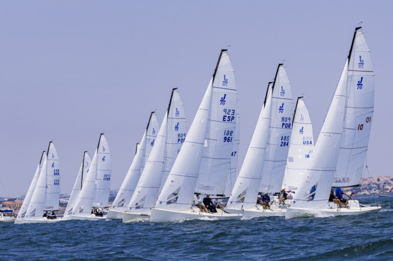 Cascais açıklarında start hattında yan yana dizilmiş J/70 tekneleri