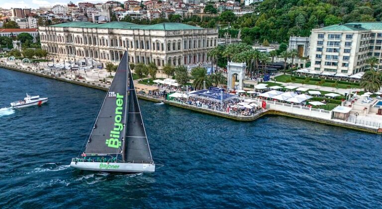 Bilyoner logolu yarış teknesi Çırağan Sarayı önünde Boğaz'da seyrederken