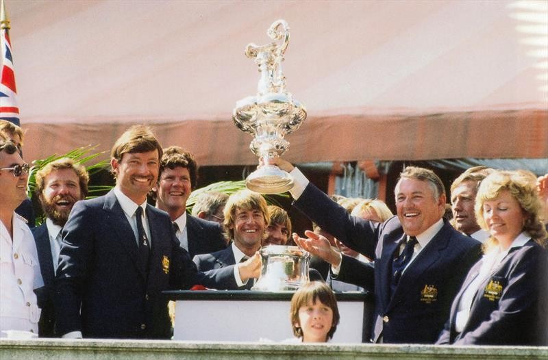 Australia II ekibi 1983 America's Cup ödül töreninde kupayı kaldırıyor