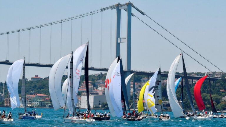 İstanbul Boğazı’nda köprünün önünde balon yelkenleriyle yarışan yatlar