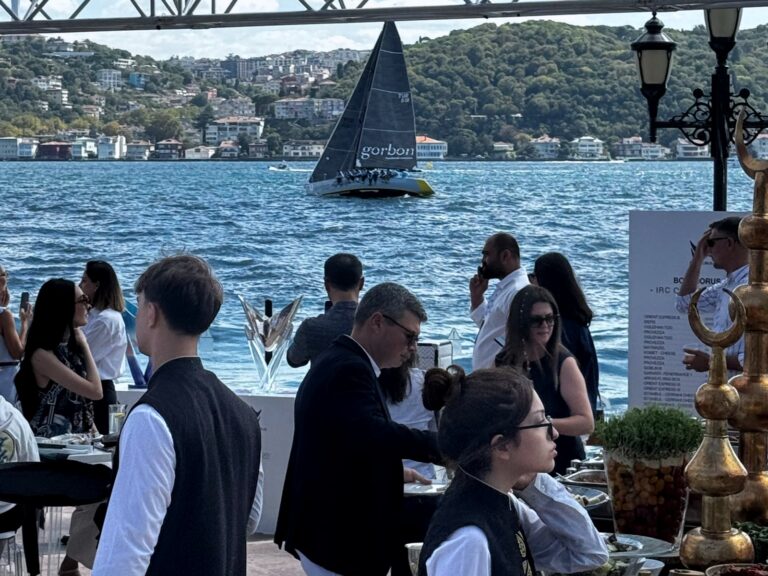Gorbon Ceramics Sailing Team teknesi Boğaz’da yarışırken, önde Çırağan’daki izleme alanı