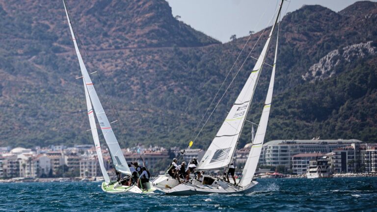 Match race yarışında yan yana ilerleyen tekneler, Marmaris