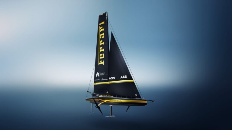 Ferrari Hypersail foil üzerinde seyreden okyanus teknesi, yelkeninde ABB logosu
