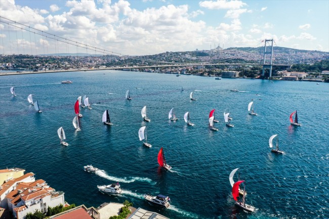 İstanbul Boğazı’nda yarışan yelken filosu