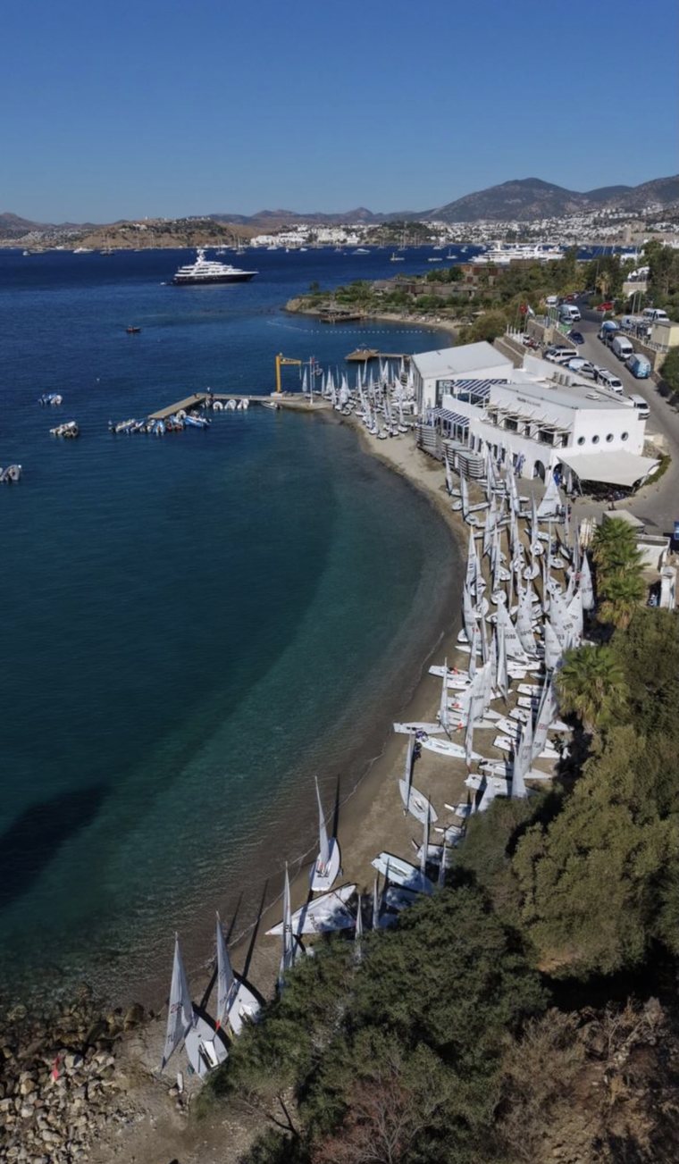 Bodrumspor Yelken Şubesi’nin Kumbahçe’deki tesisi ve kumsalda dizili ILCA tekneleri, havadan