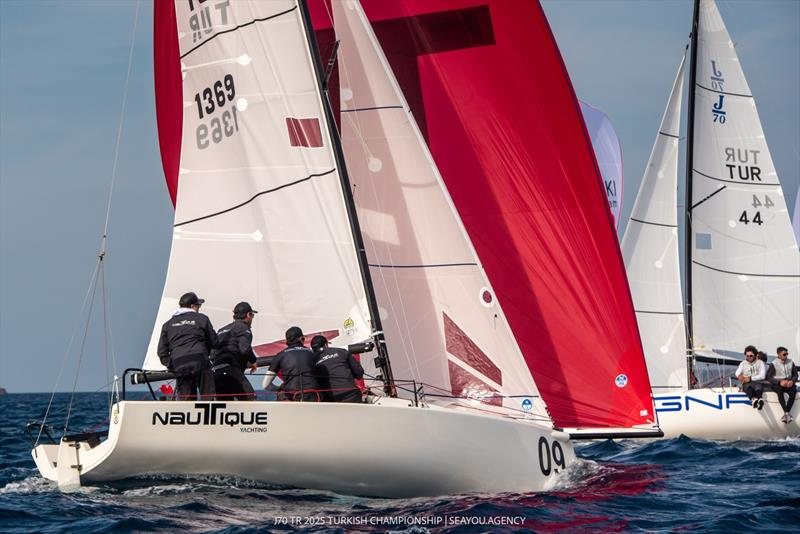J70 one-design yelken yarışında sponsor markalı tekneler