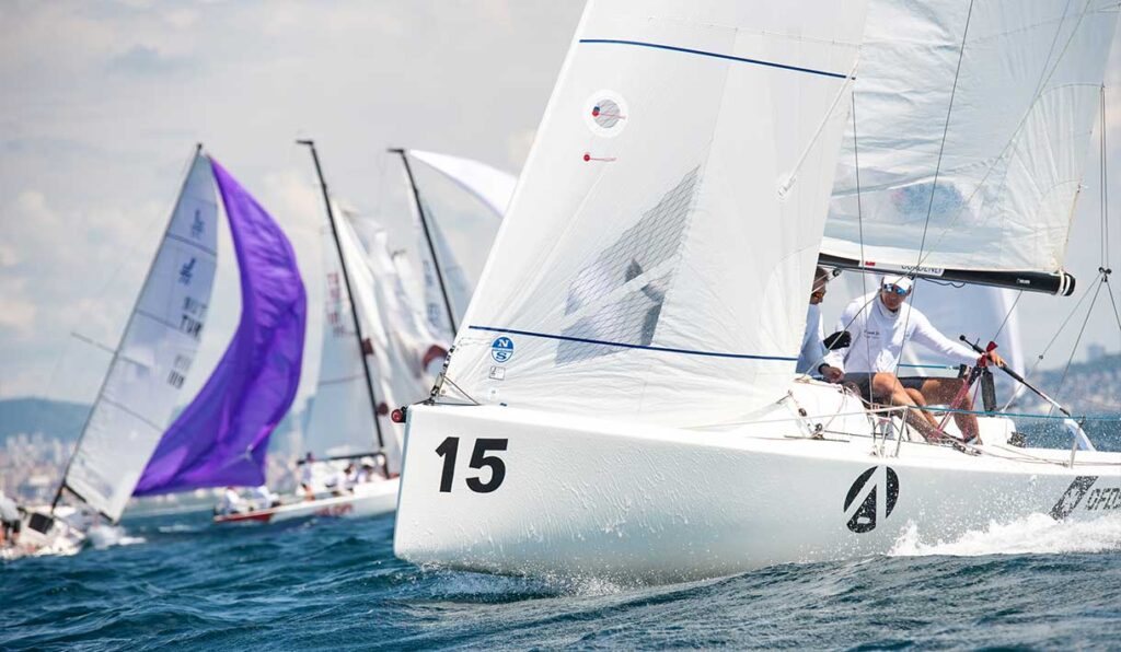 Yarış sırasında J70 yelken takımı, yelken sponsorluğu için one-design sınıf örneği