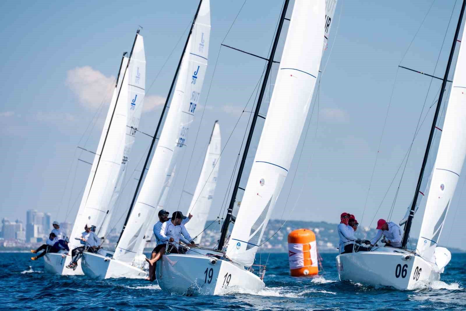 Turuncu şamandıranın yanında orsa seyreden J/70 filosu