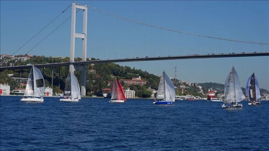 Boğaz’da köprü altında yarışan yelken filosu