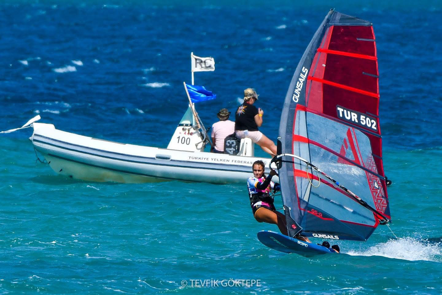 Asya Varıcıoğlu TUR 502 yelken numarasıyla rüzgar sörfü slalom yarışında
