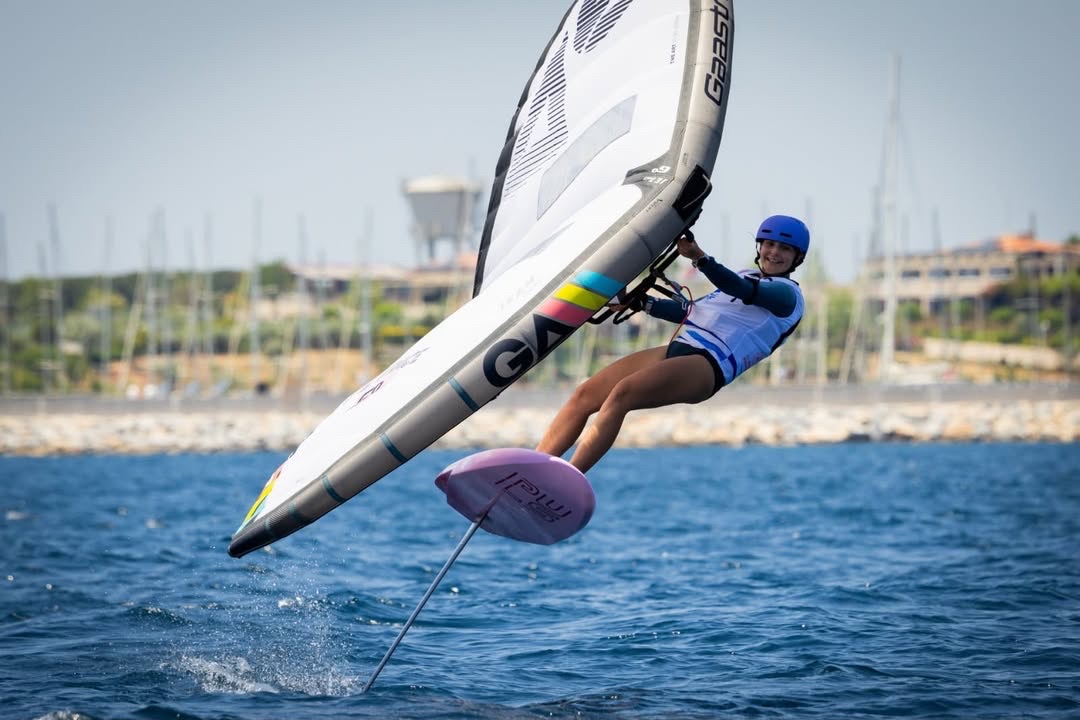 Asya Varıcıoğlu wing foil ile su üzerinde