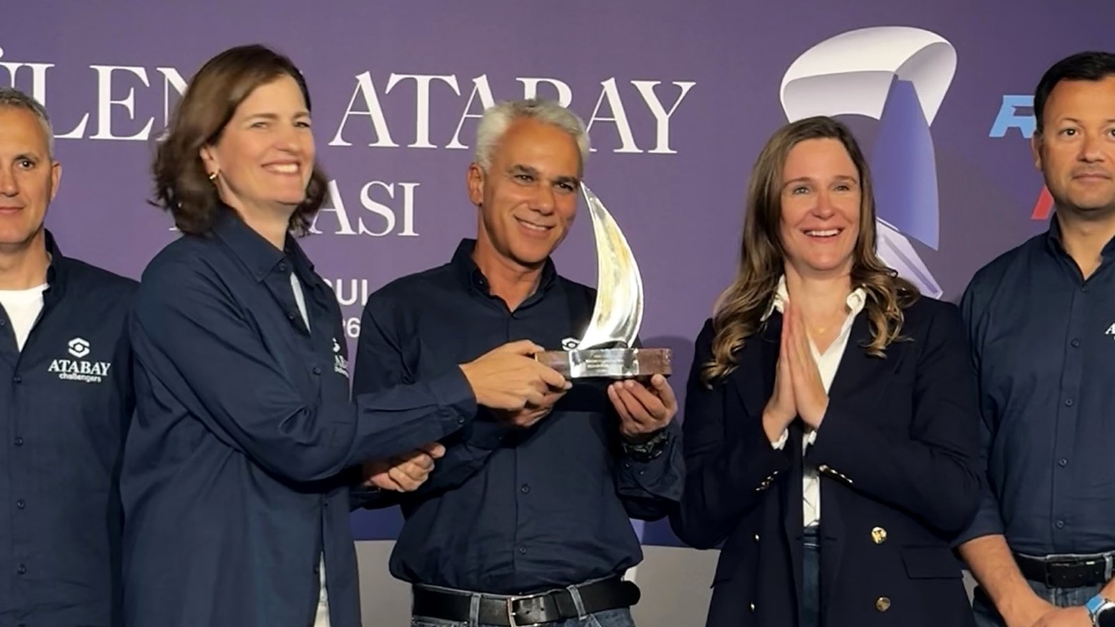 Zeynep Atabay Taşkent, Şükrü Sanus ve Ayşe Atabay kupayla