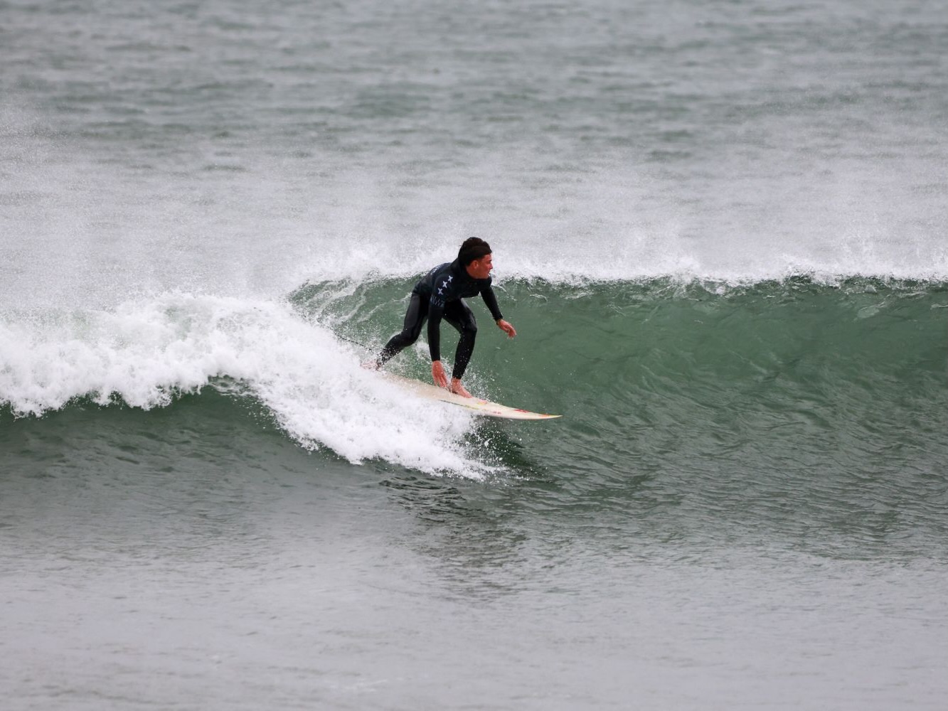 Bundoran’da dalga üzerinde bir sörfçü