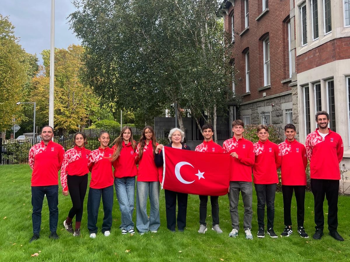 Türkiye U18 Dalga Sörfü Milli Takımı Türk bayrağıyla İrlanda’da
