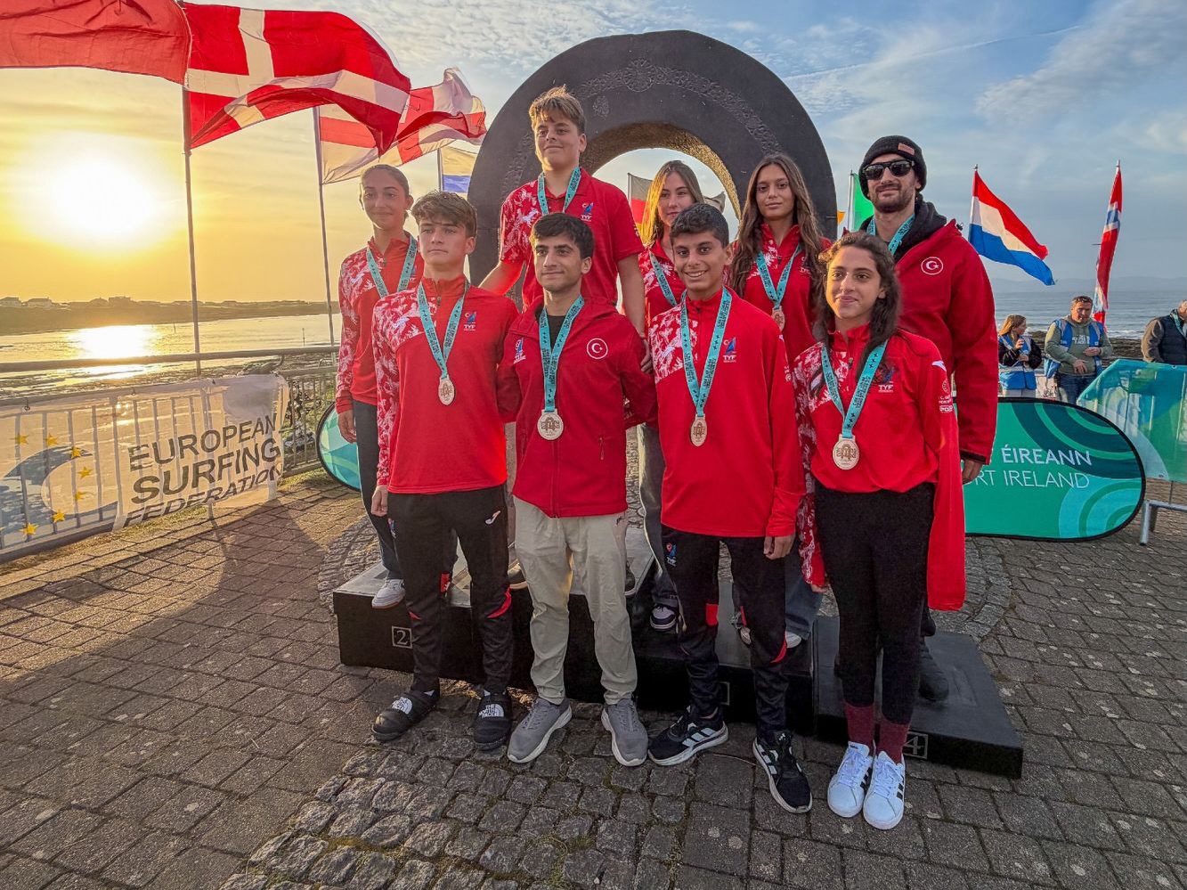 Türkiye U18 Dalga Sörfü Milli Takımı madalyalarıyla Bundoran’da