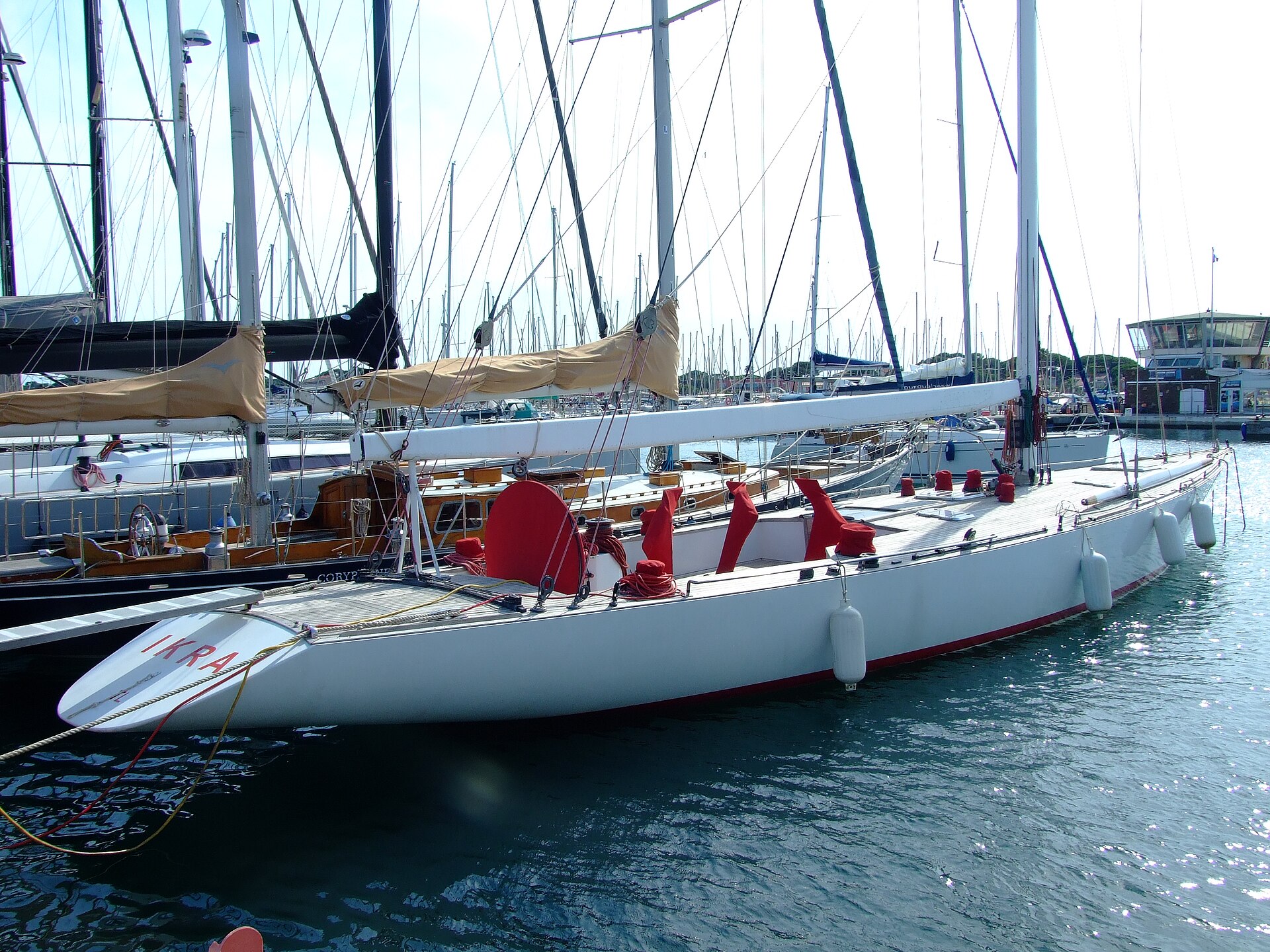12 Metre sınıfı Ikra, Hyères limanında