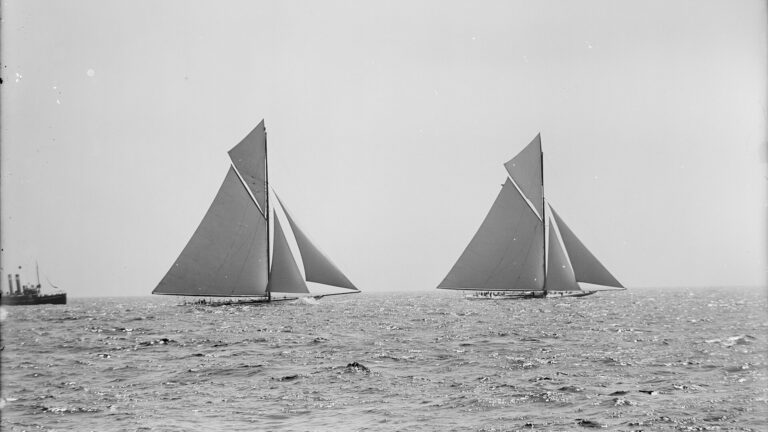 1903 America's Cup start çizgisinde iki yelkenli, solda Shamrock III, sağda Reliance