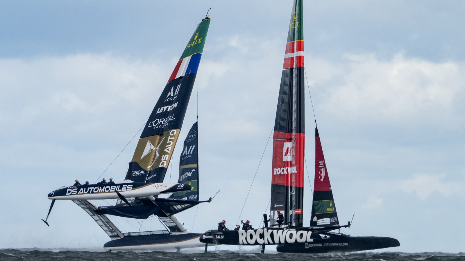Fransa ve Danimarka SailGP takımlarının F50 tekneleri Sassnitz 2026 yarışında foil üzerinde