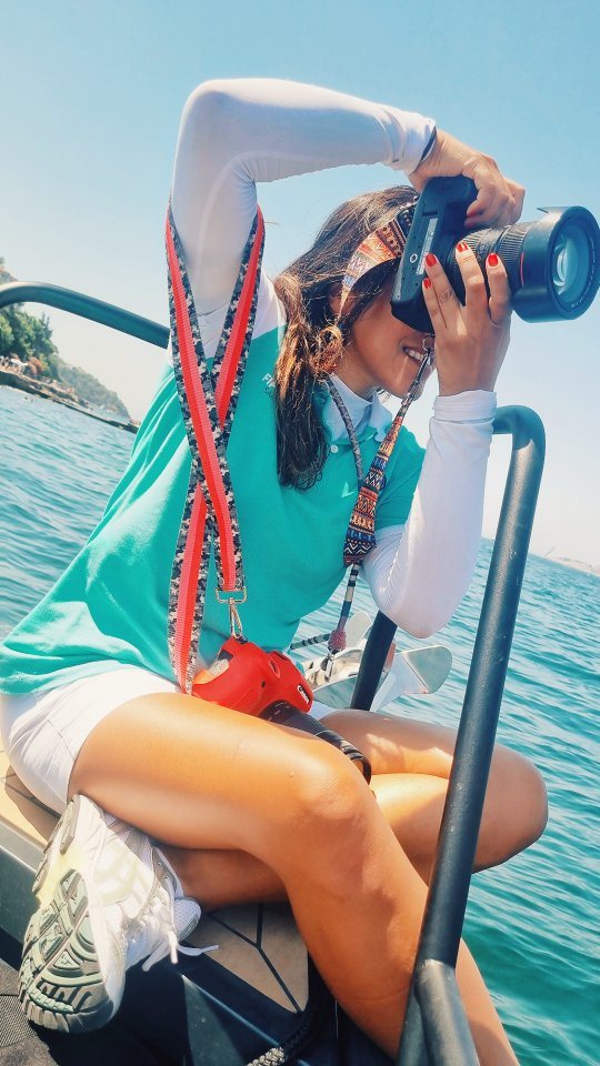 Zeynep Demiralp bot üzerinde fotoğraf çekerken